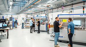 Mnd og kvinder foran 3D-printere