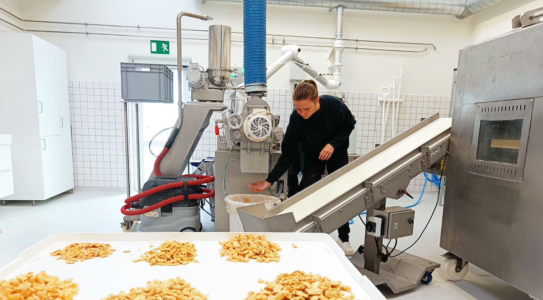 Billede af en produktion, hvor de tester plantebaserede snacks p fdevareekstruderen i Sdr. Stenderup