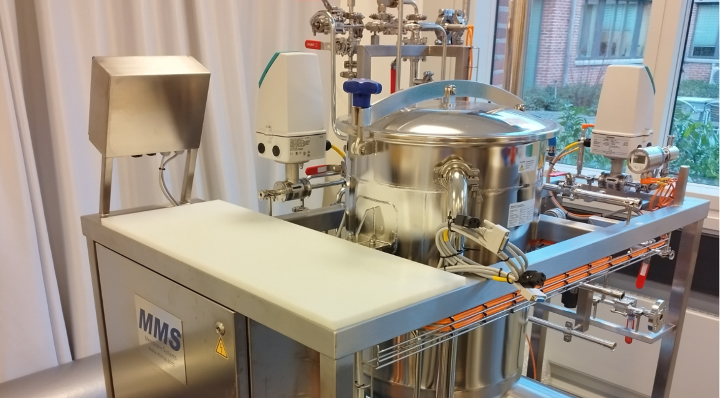 “At fermentere” stammer fra latin og betyder “at bringe til gære”. Det beskriver i alt sin enkelthed faktisk, hvad fermentering går ud på: Når du fermenterer din mad, konserverer du den ved at sætte gang i en gæringsproces, hvor de