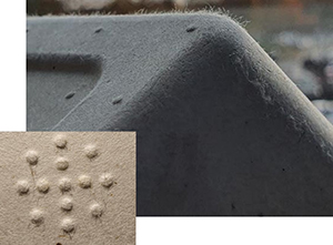 Figuren viser Fibre lift-up (lsrivelse) p overfladen af en stbt cellulosebakke.