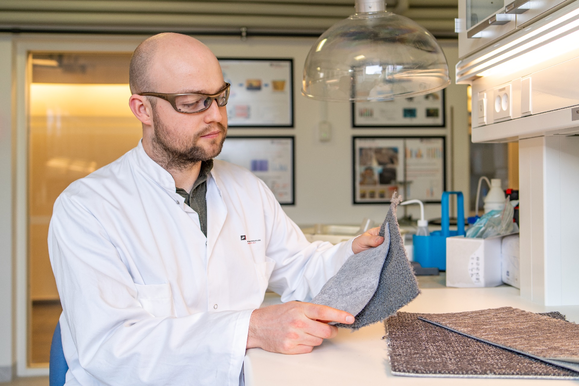 Firkantede tæppefliser skal være cirkulære fra 2026 - Teknologisk Institut