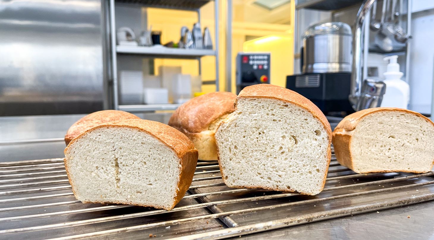 Test af br�d i udviklingsk�kkenet hos Fremtidens F�devarer