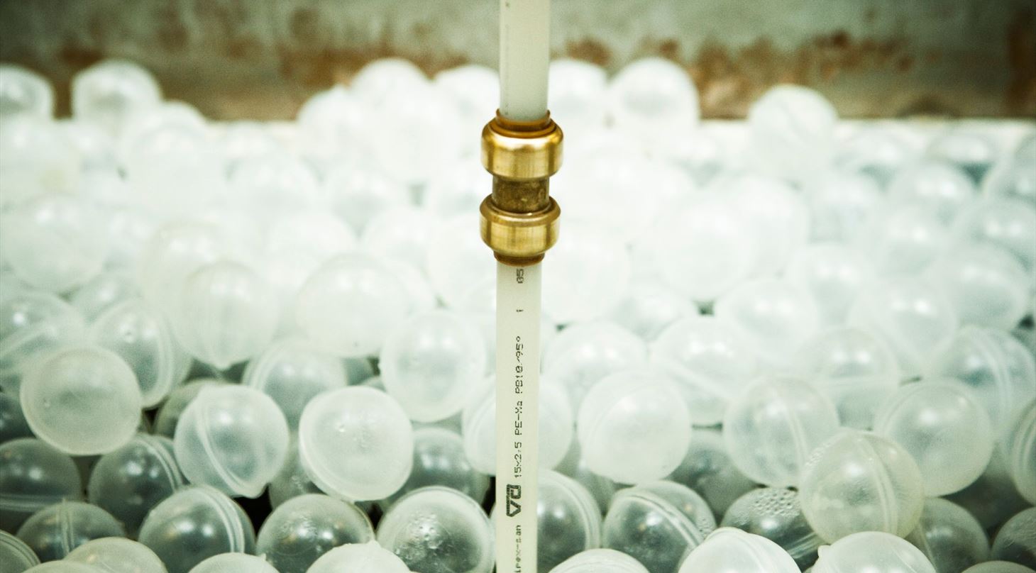 Pipe in a bath of plastic bubbles