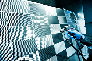 Billedet viser spray-coating af varmevekslerplade med sol-gel coating. Billedet er brugt i Plast og Emballages Medlemsinformation nr. 4-2024