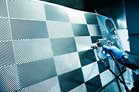 Billedet viser spray-coating af varmevekslerplade med sol-gel coating. Billedet er brugt i Plast og Emballages Medlemsinformation nr. 4-2024