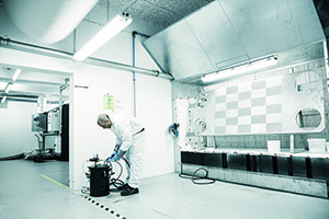 Billedet viser et pilot-produktionsanlg, der muliggr coating af store og mange emner. Billedet er brugt i Plast og Emballages Medlemsinformation nr. 2-2024