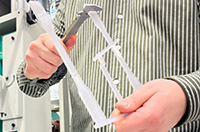 Billedet viser en test-situation i laboratoriet. Billedet m KUN bruges efter accept fra MVES og Plast og Emballage. Billedet er brugt i Plast og Emballages Medlemsinformation nr. 4-2024