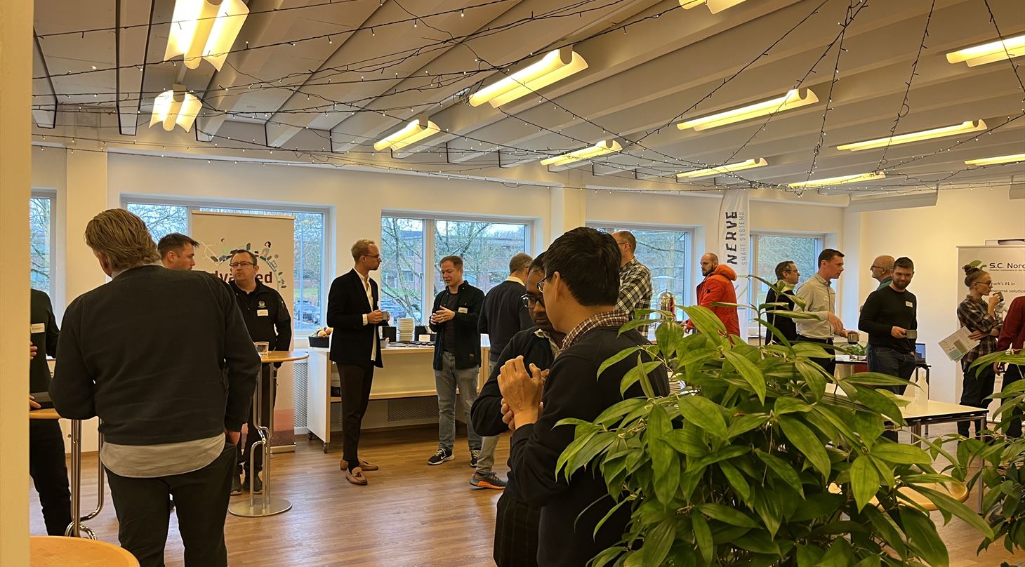 Billede viser mennesker og udstillingen fra konferenceen