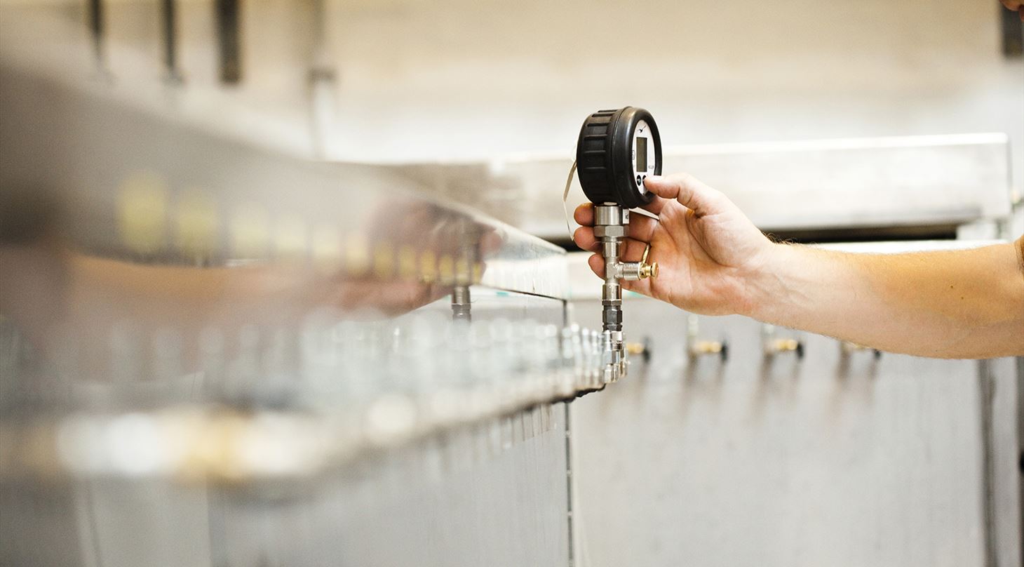 En arm r�kker ud efter et m�leinstrument