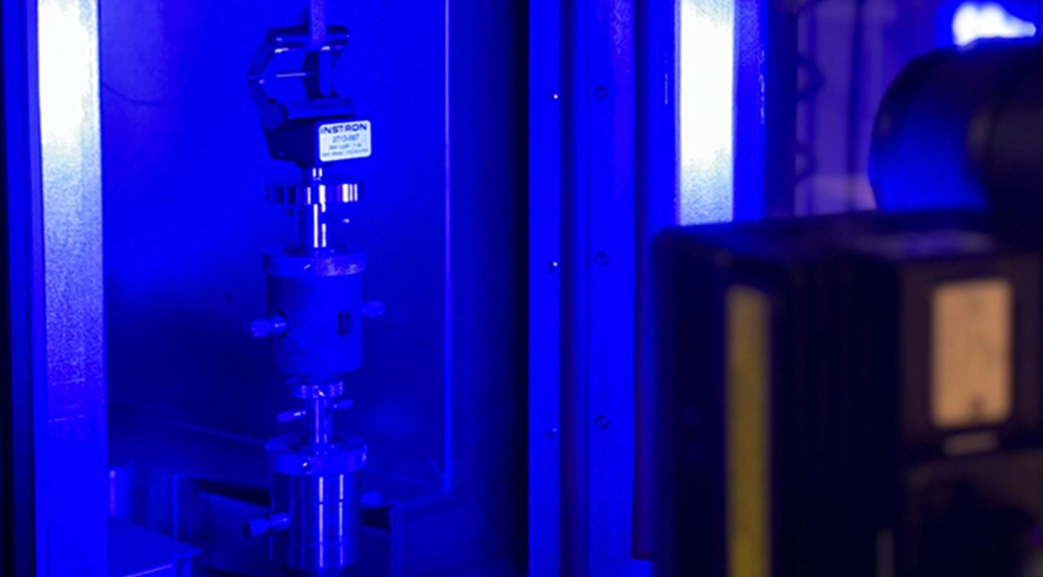 Billedet viser en testopstning af Plastlaboratoriets trkprveudstyr med DIC-kameraudstyr til avanceret analyse af materialegenskaber. Billedet er taget af LGP og m ikke bruges uden forudgende aftale.