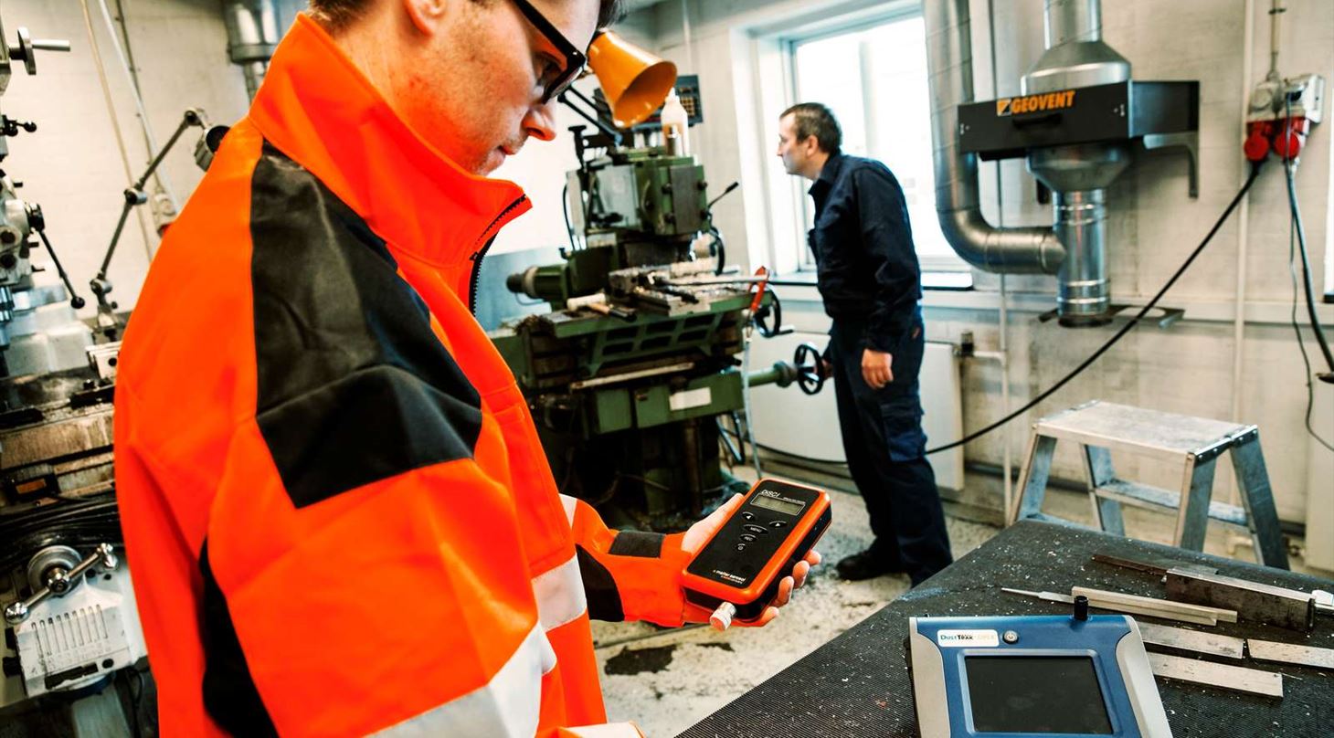 En medarbejder st�r med m�ler i h�nden og m�ler det kemiske arbejdsmilj� i et v�rksted