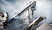 Billedet viser et udsnit af en cementproduktion - et todelt transportbnd. Billedet er brugt i Plast og Emballages Medlemsinformation nr. 3-25