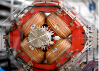 P ESS undersges materialers struktur p nanometer-skala ved at sende neutroner gennem materialer og mle, hvordan de spredes. Superledende magneter (billedet) er med til at accelerere partiklerne.