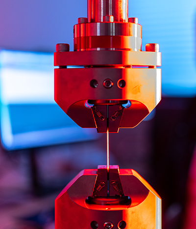 Billedet viser et Electro-Puls apparat. Billedet er brugt i Plast og Emballages Medlemsinformation nr. 4-25