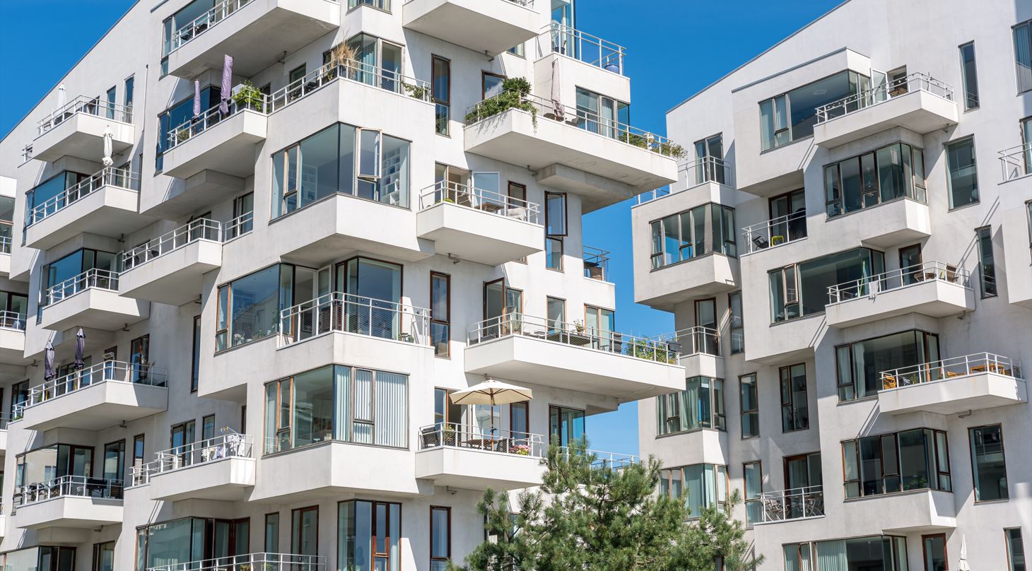Boligbyggeri i Kbh. med store vinduer og sol p� facaden.