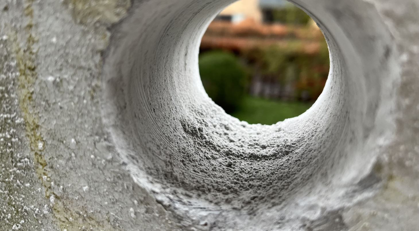 Billedet viser en betonkonstruktion, hvor der er udboret en betonkerne til unders�gelse af betonens tilstand