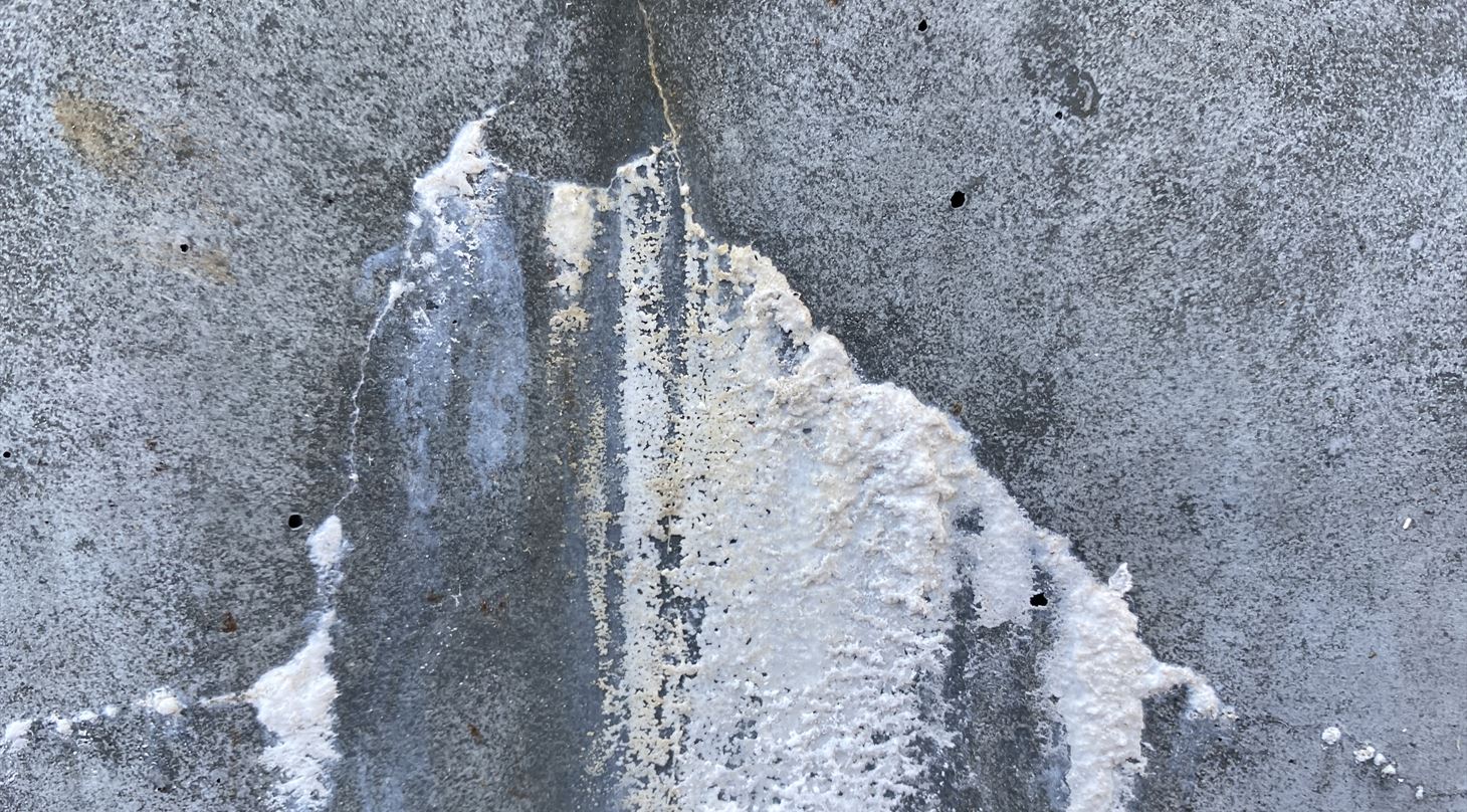 Billedet viser en revnet betonkonstruktion, hvor der er udf�ldninger fra revnen.