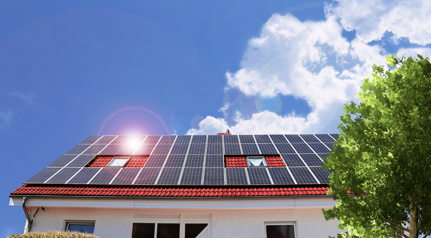 Hus med solceller hvor der er genskin på solcellepanellet