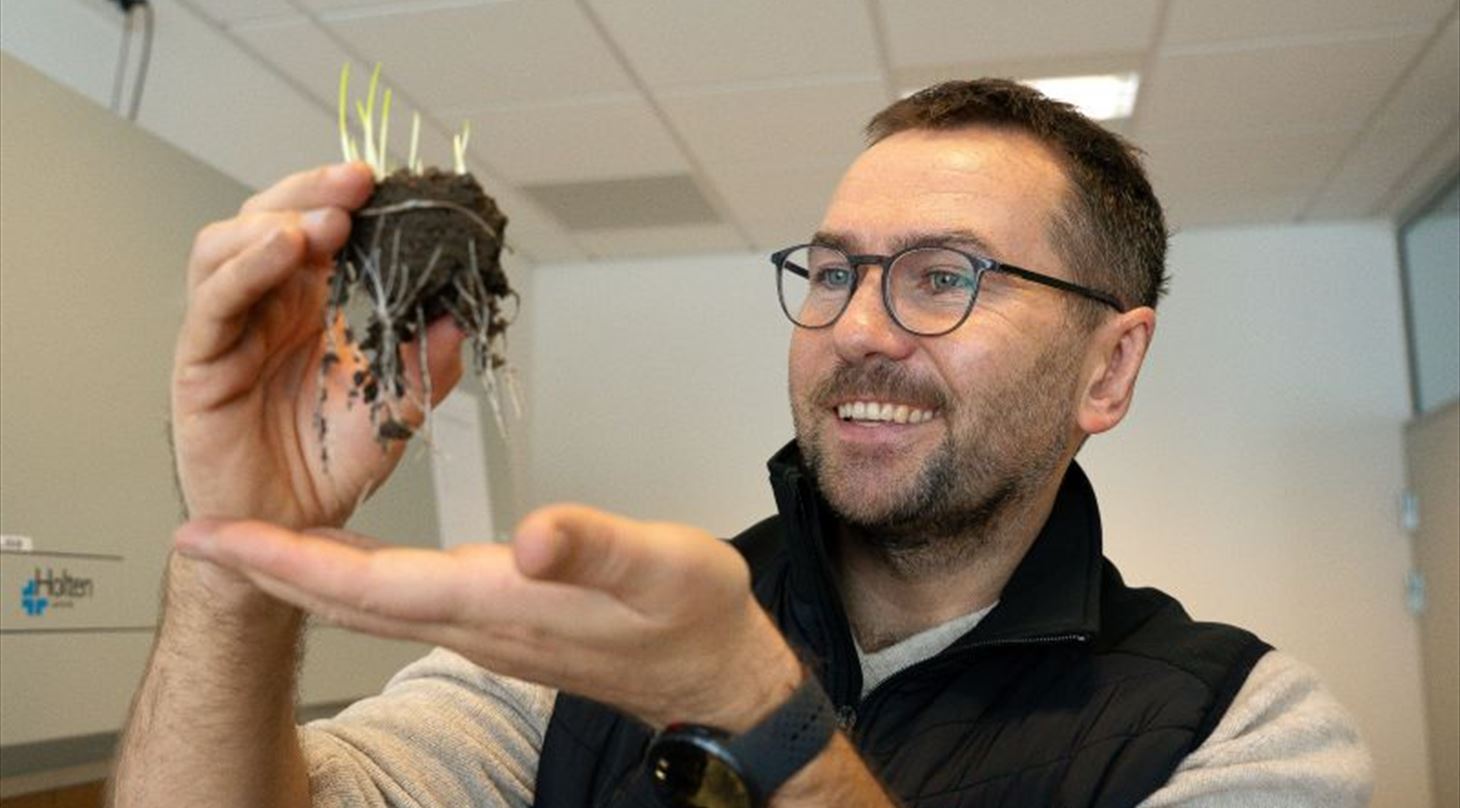 Vi hjælper virksomheder med at udvikle mikrobielle bioprodukter til landbruget, herunder biostimulanter/bio-gødning, jordforbedringsmidler og biogasrelaterede løsninger.