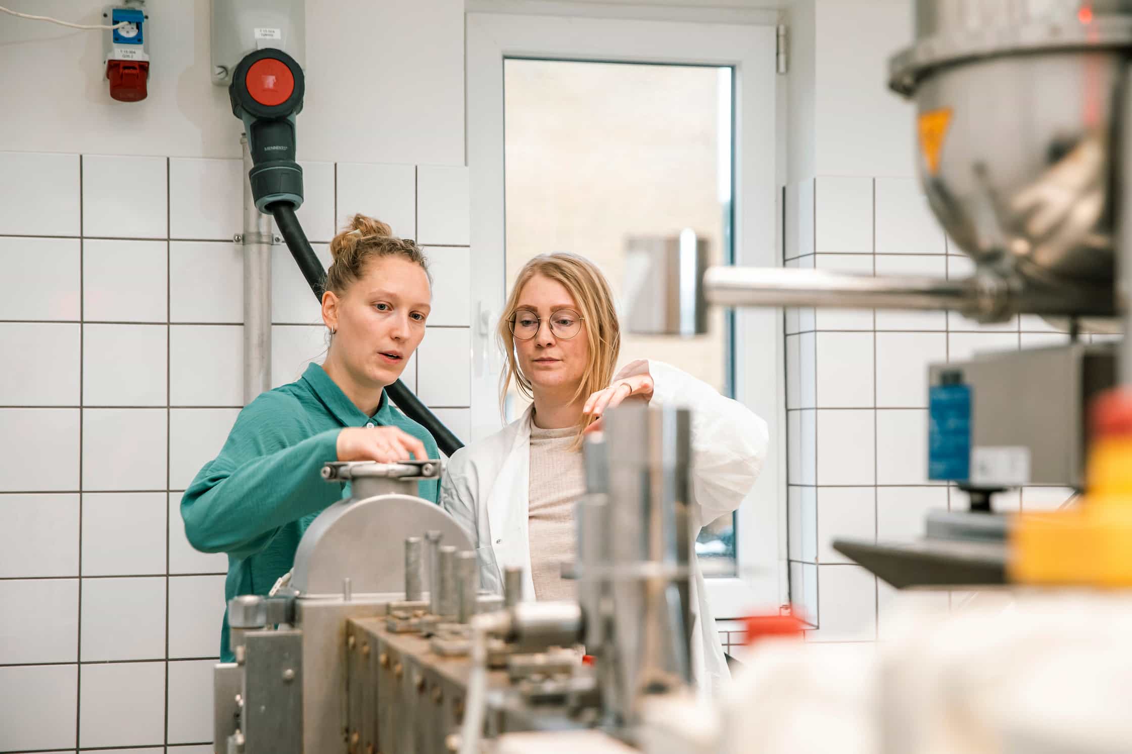 2 medarbejdere kigger p� ekstruderen