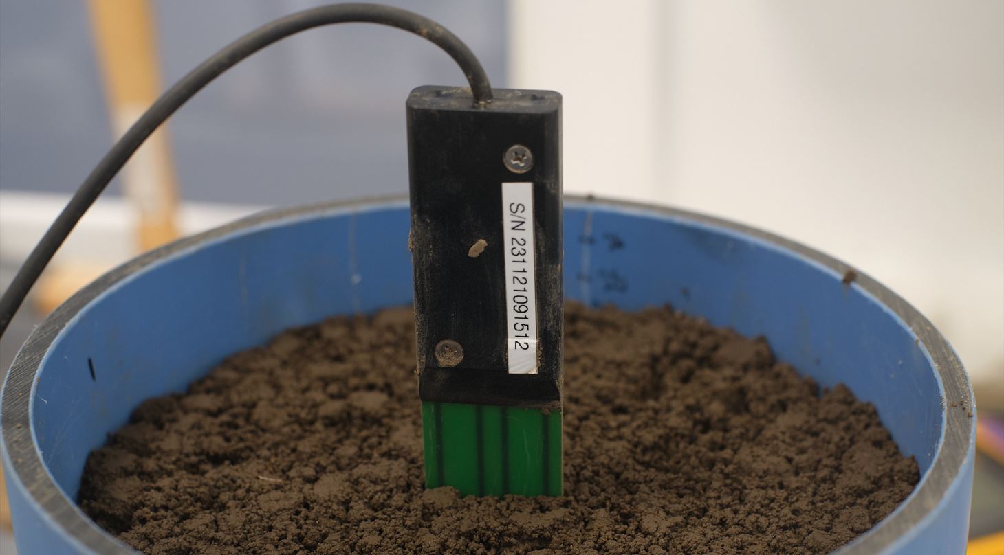 P� billedet ses en jordfugtm�ler i en spand jord