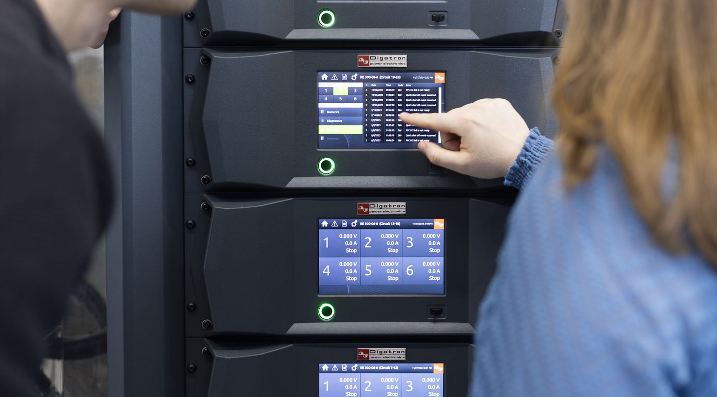 Billede af to personer der kigger p� et BESS anl�g
