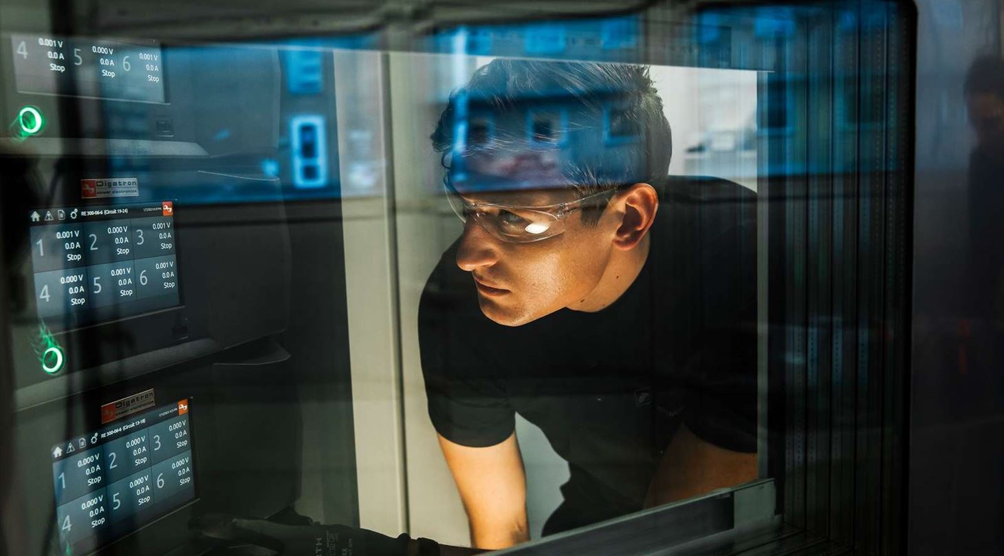 Person arbejder ved BESS anl�g