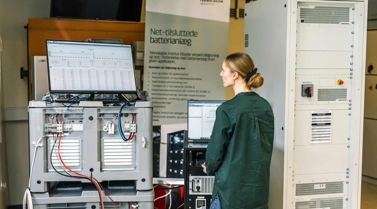 Person kigger p� batterianl�g