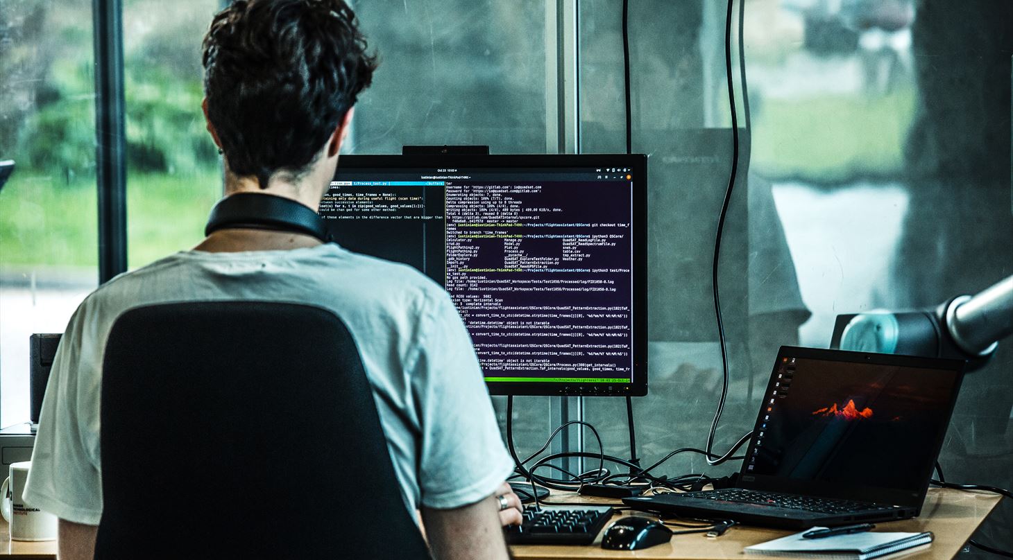 Mand der kigger p� computer 