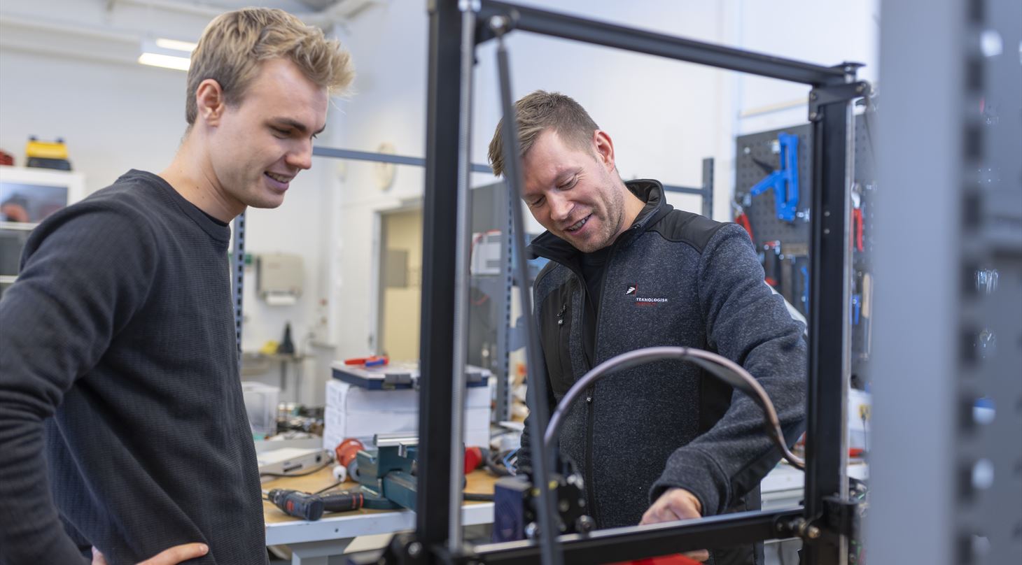 To specialister der arbejder i elektroniklaboratoriet