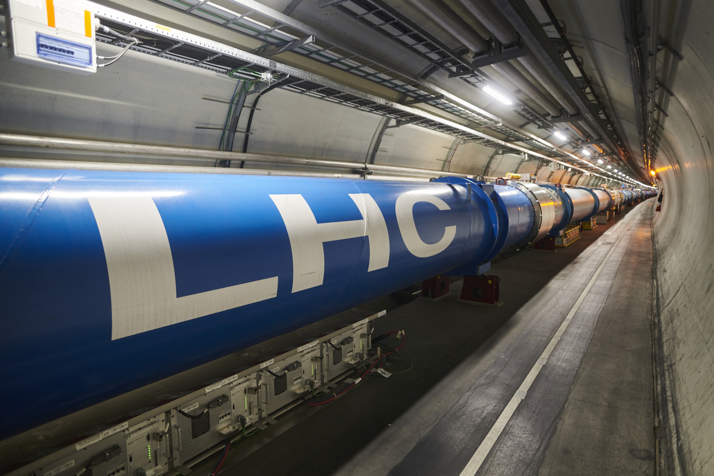 LHC dipole magneter i LHC tunnel. Credit: CERN