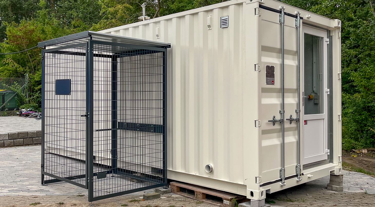AFLOAT opbygger en containerbaseret demonstrator på Teknologisk Institut, hvor ammoniak omdannes til brint under forhold, der minder om drift ombord på et skib. Brinten blandes med ammoniakken, så brændstoffet lettere kan antændes og brænder mere stabilt