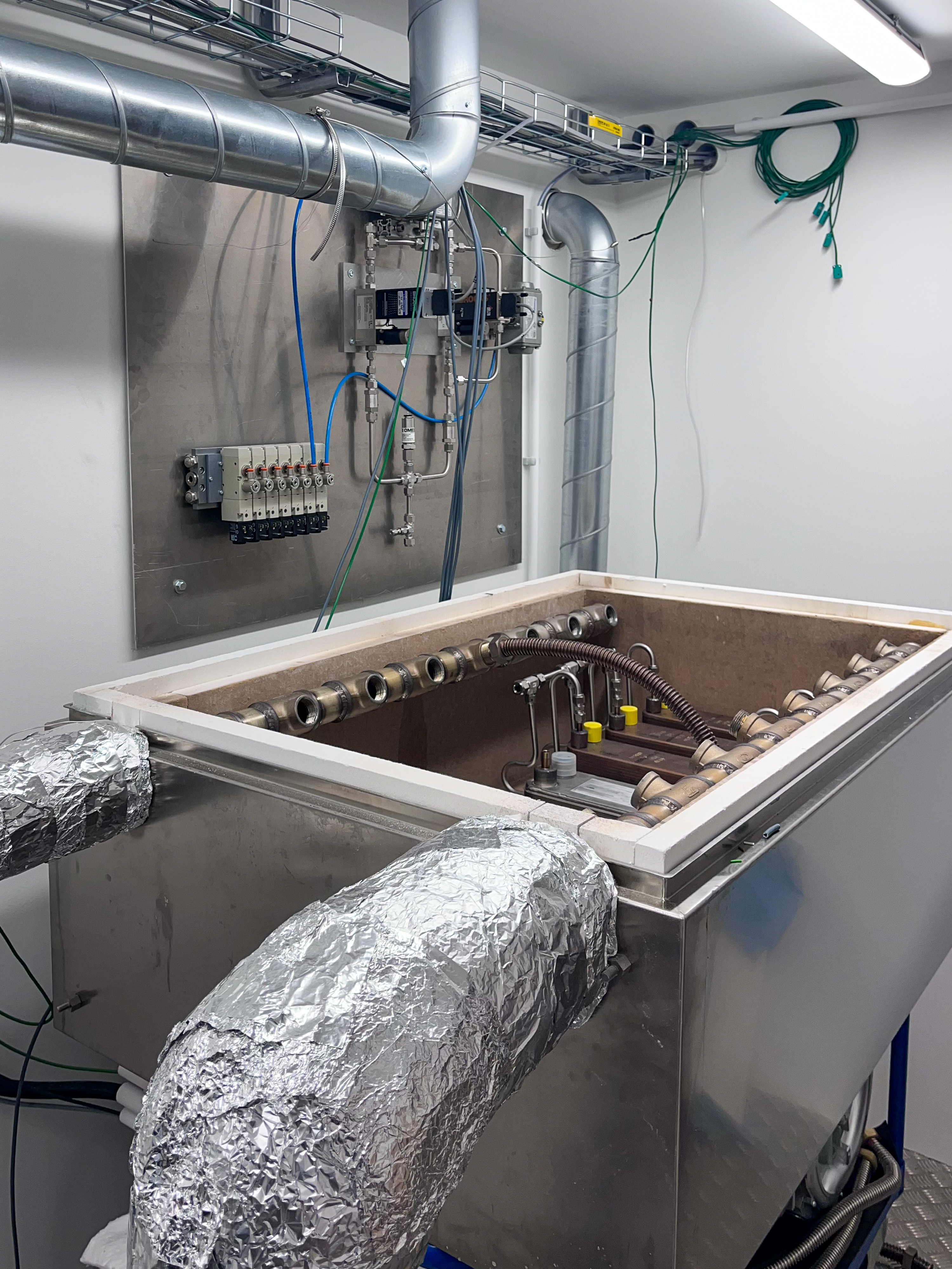 Skibsfarten står over for en særlig vanskelig grøn omstilling. Hvor el-batterier kan dække kortere transporter på land, kræver oceangående skibe energitætte brændstoffer, der kan lagres ombord i store mængder. Her er ammoniak blevet en af de mest lovende