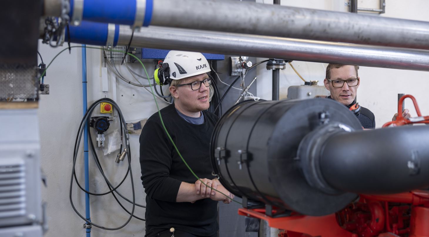 Motor testes i motorlaboratorium p� Teknologisk Institut. Brint kan mindske behovet for diesel i ammoniakmotor