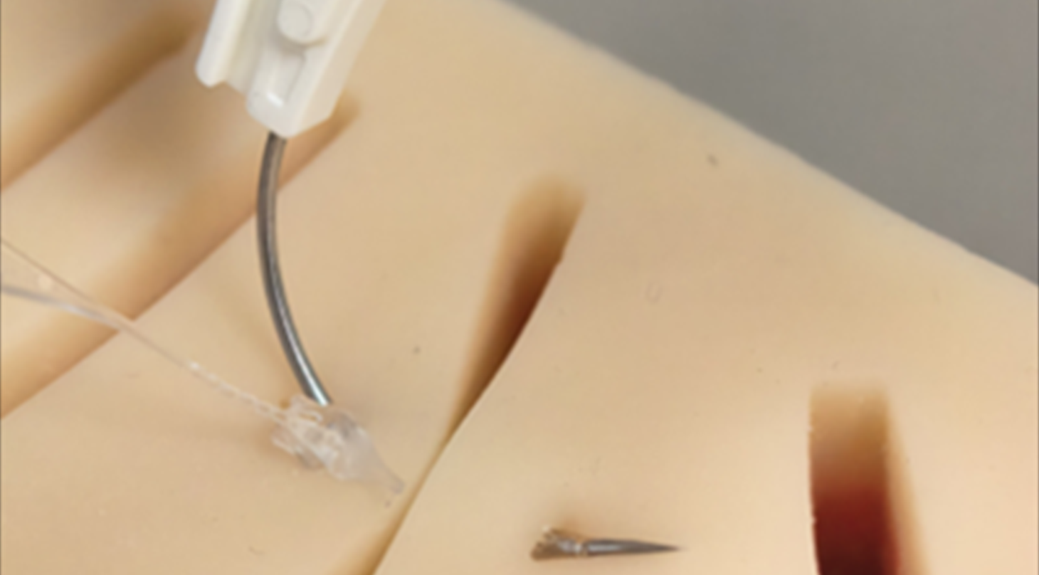 Billedet viser en nål med kabelstrips, der er stukket ned i et stykke testmateriale. Billedet må kun bruges efter henvendelse til LDAN.