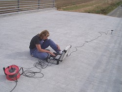 Impact-Echo udstyret i brug ved undersøgelse af betonens udgangskvalitet på grøn beton bro.