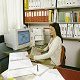 MBK: ung kvinde ved pc på kontor